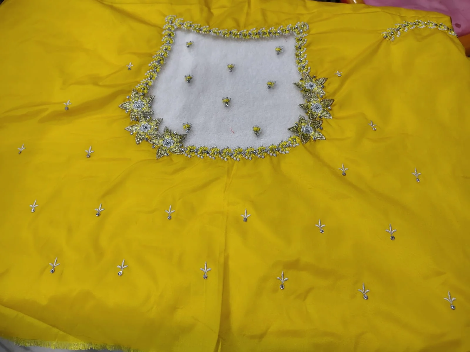Net embroidery design
Heavy sleeves
Yellow and white combination
