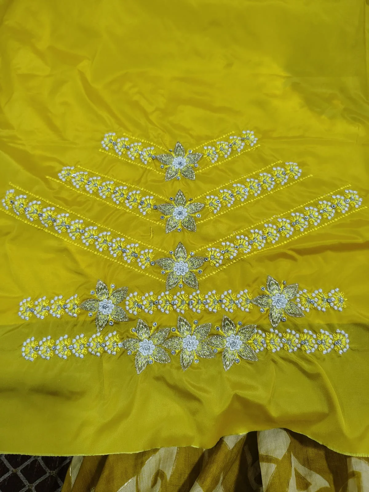 Net embroidery design
Heavy sleeves
Yellow and white combination 2