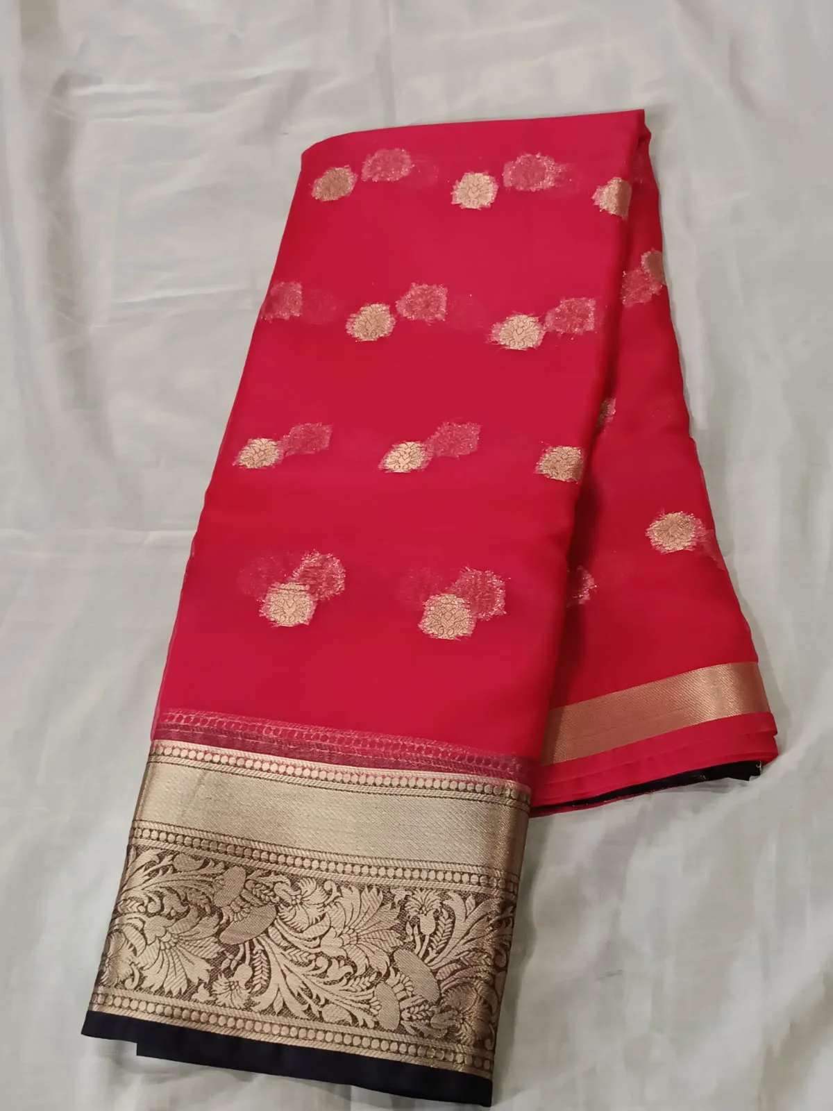Beautiful light weight organza saree contrast border & with blouse,saree alover zari weaving butti &border, grab soon