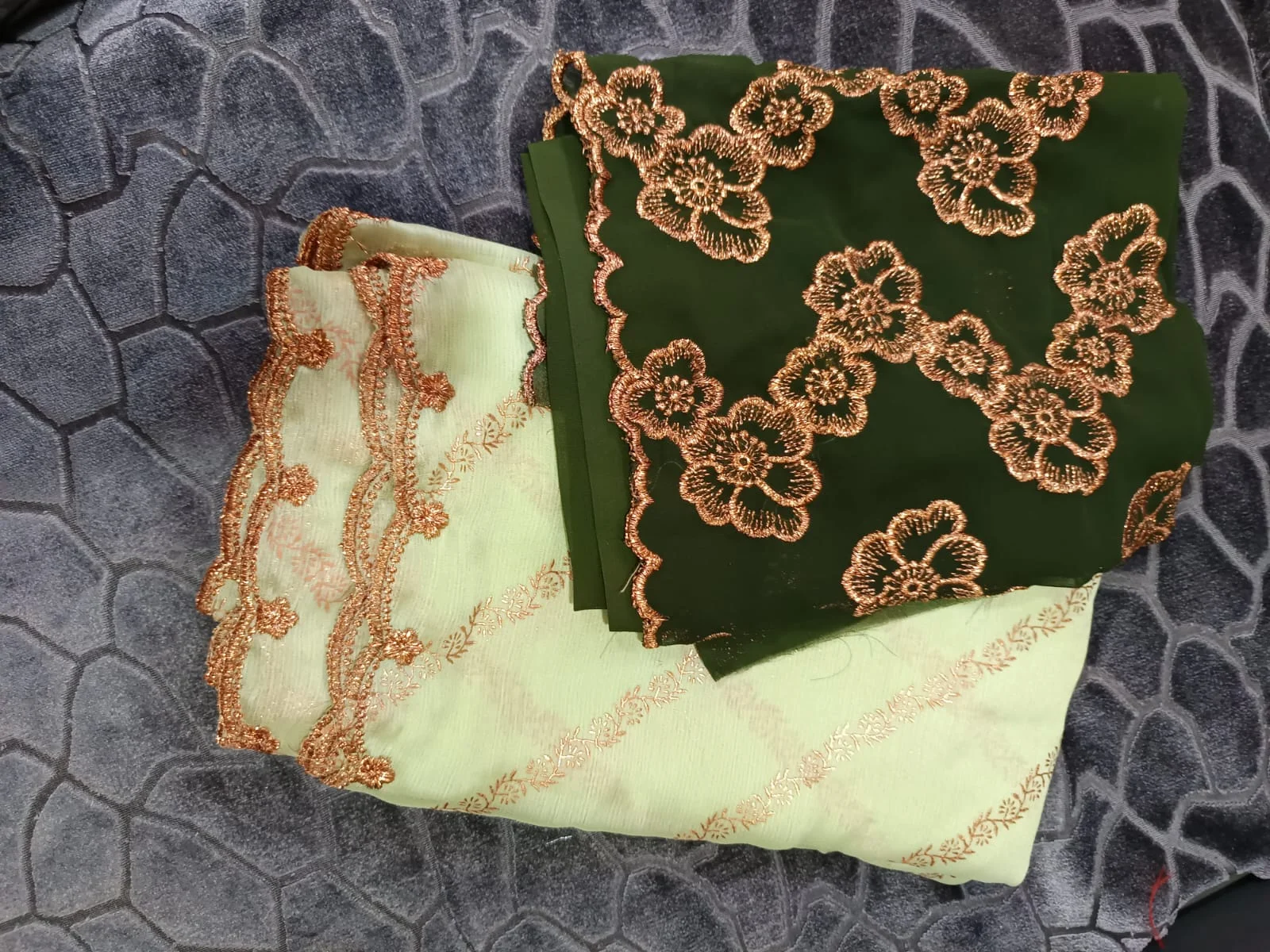 Beautiful trending georgette lahariya pattern design & cutwork border sarees with designer blouse