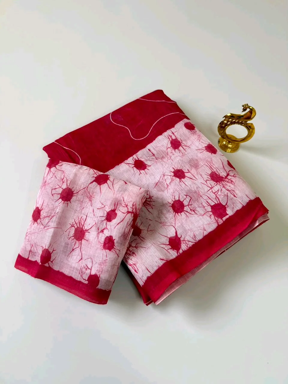Mul Cotton Saree with Batik Print and Blouse Piece thumbnail 3