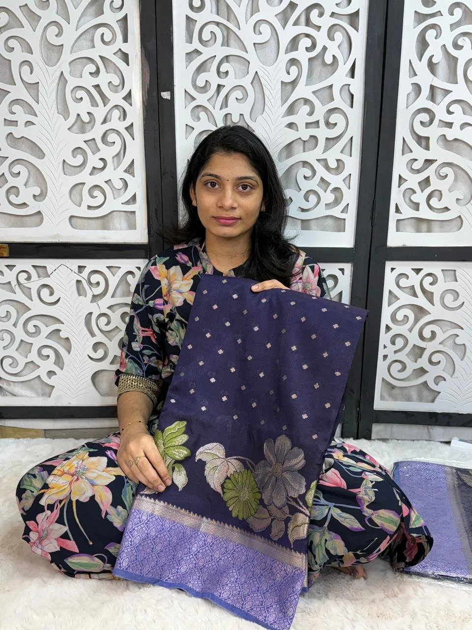 Lime Green Silk Blend Saree with Zari Motifs and Blue Border thumbnail 4