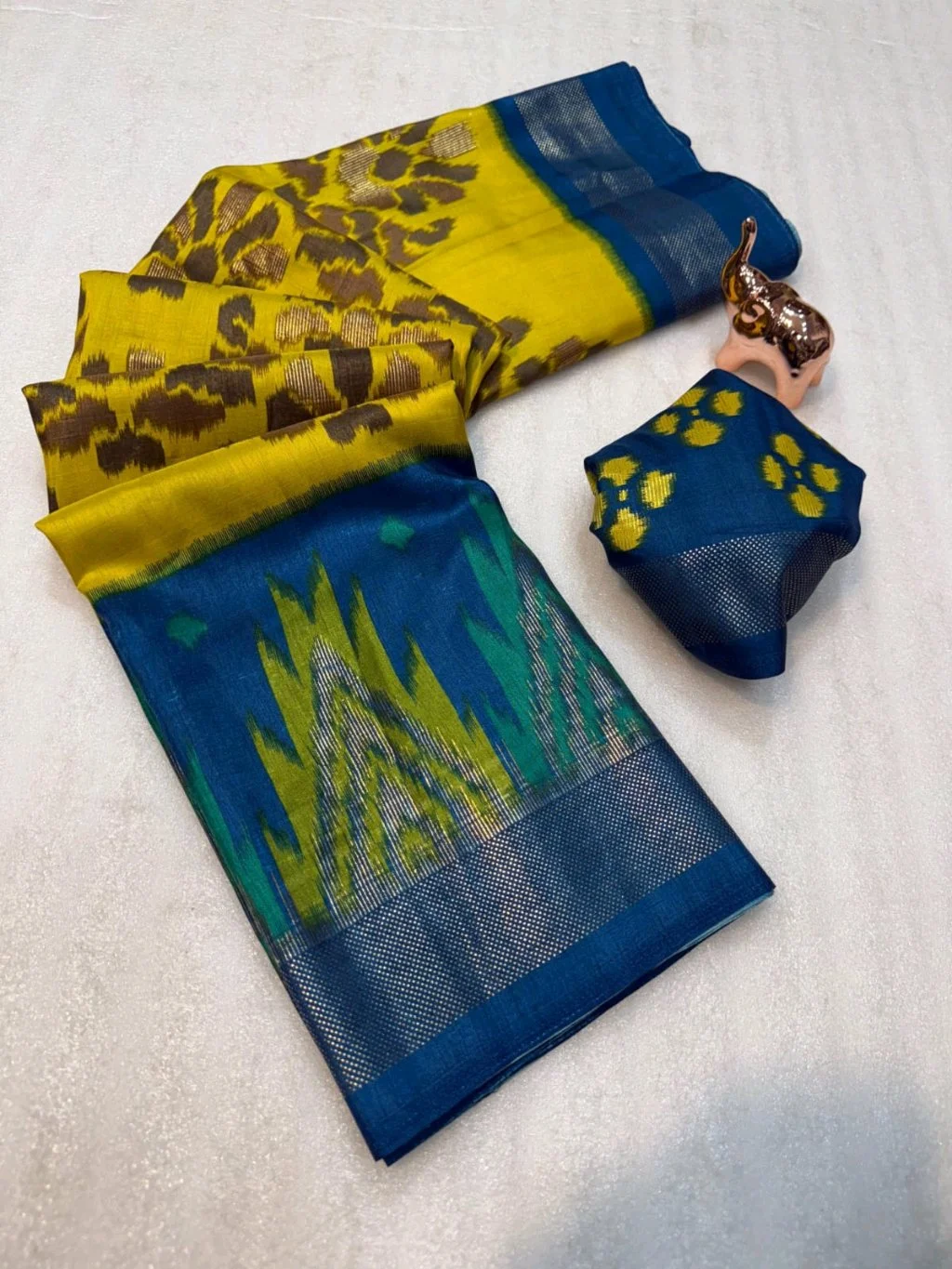 Crepe Silk Ikat Saree with Zari Border and Blouse thumbnail 6