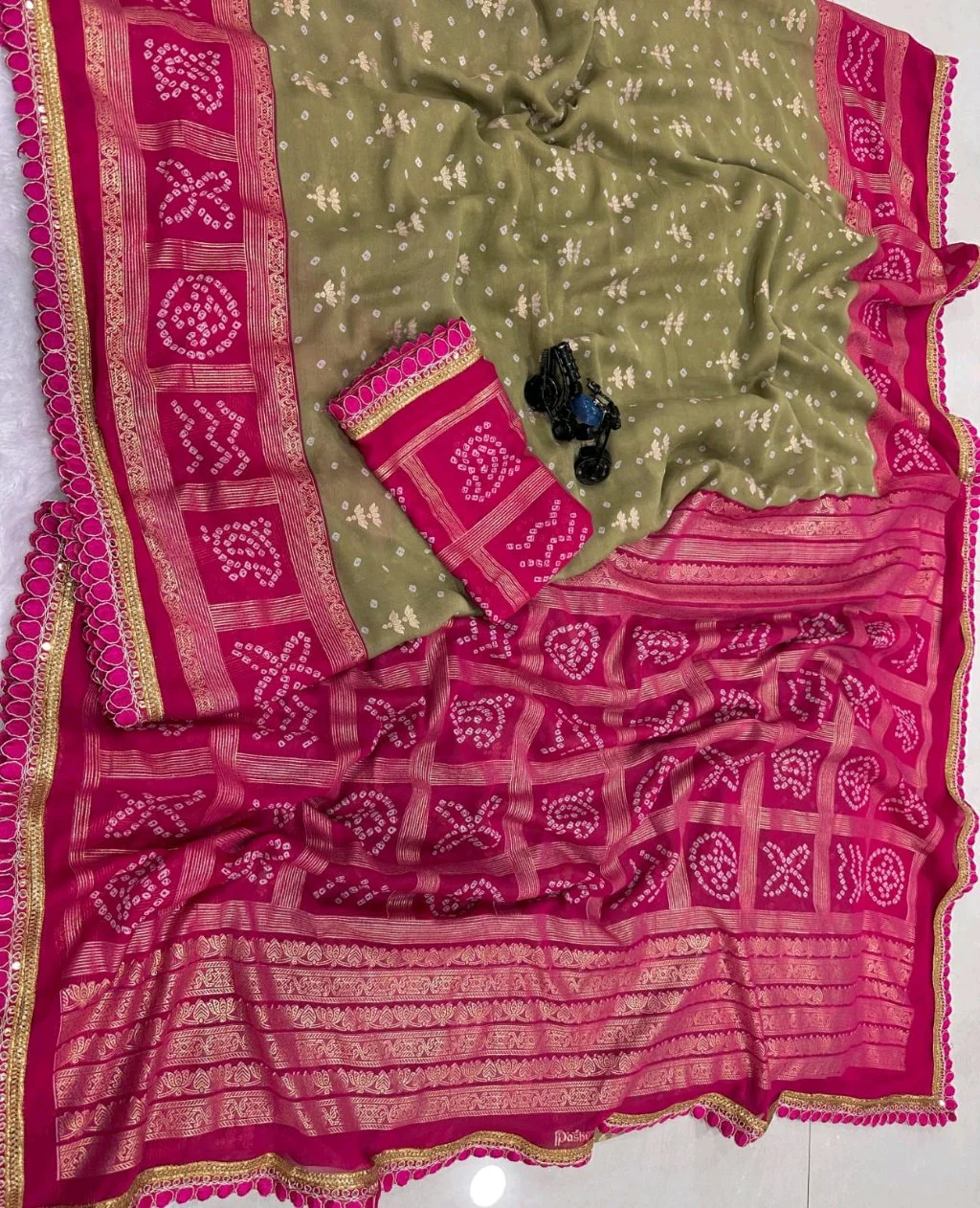 Green Bandhani Saree with Pink Scalloped Border 5
