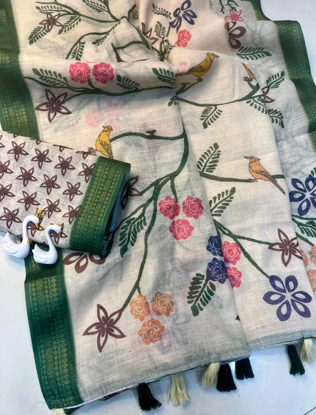 Floral Print Cotton Blend Saree with Tassels 4