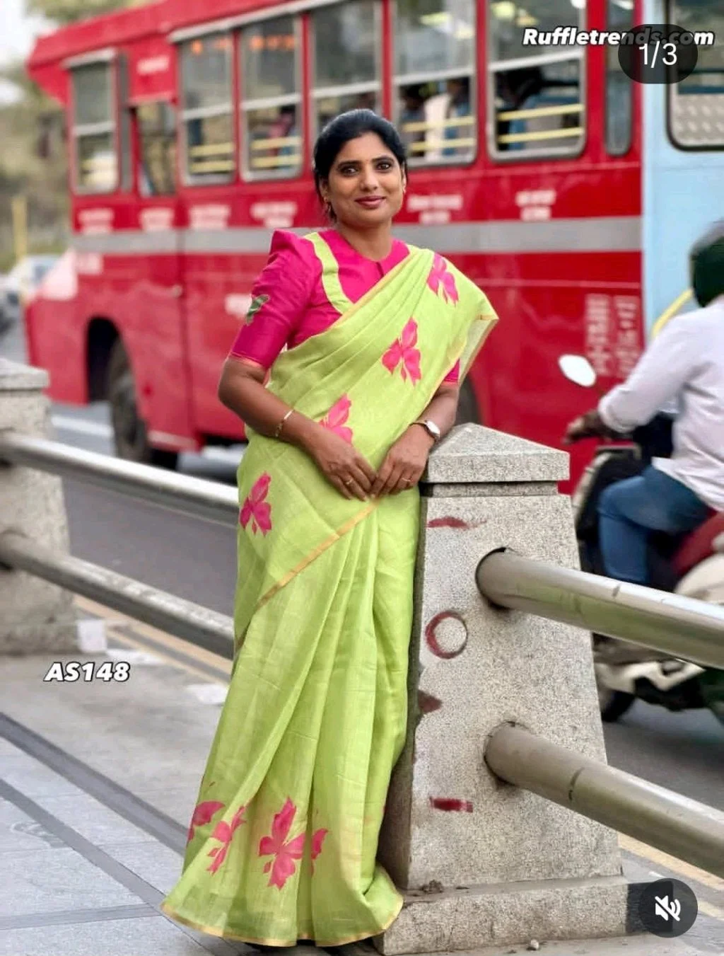 Butterfly Motif Linen Blend Saree 7