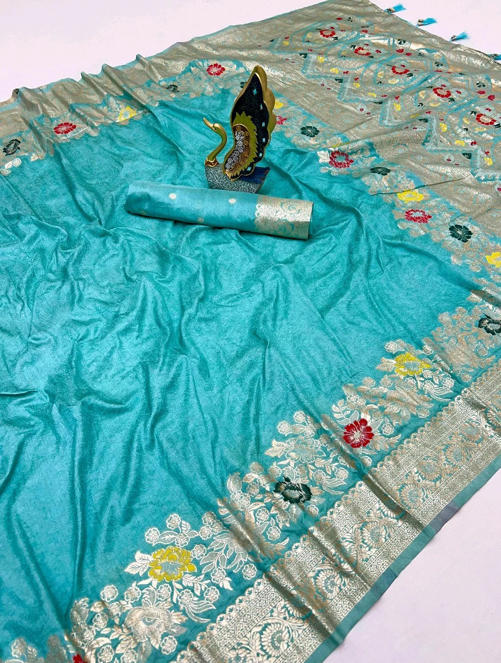 Sift Dola Silk Saree with Floral Zari Weaving thumbnail 4
