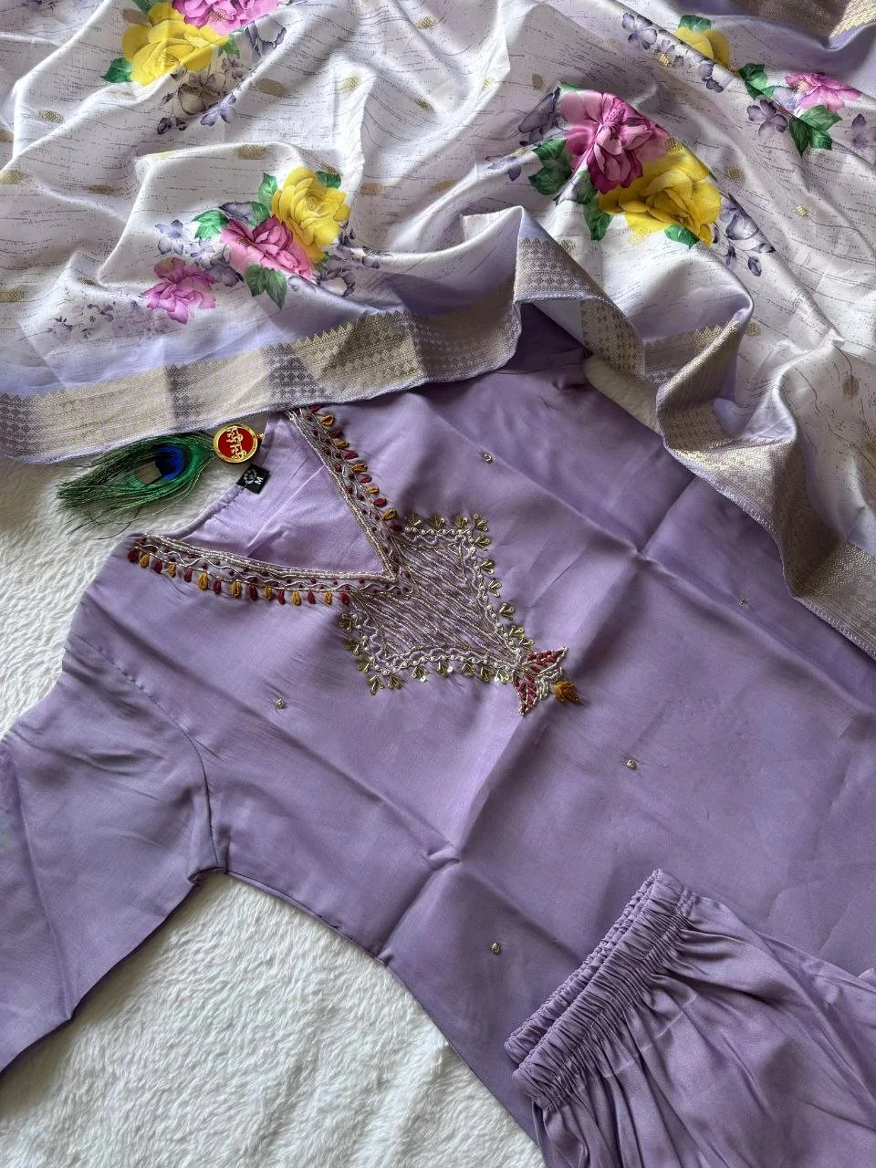 Embroidered Kurti Set with Floral Dupatta thumbnail 5