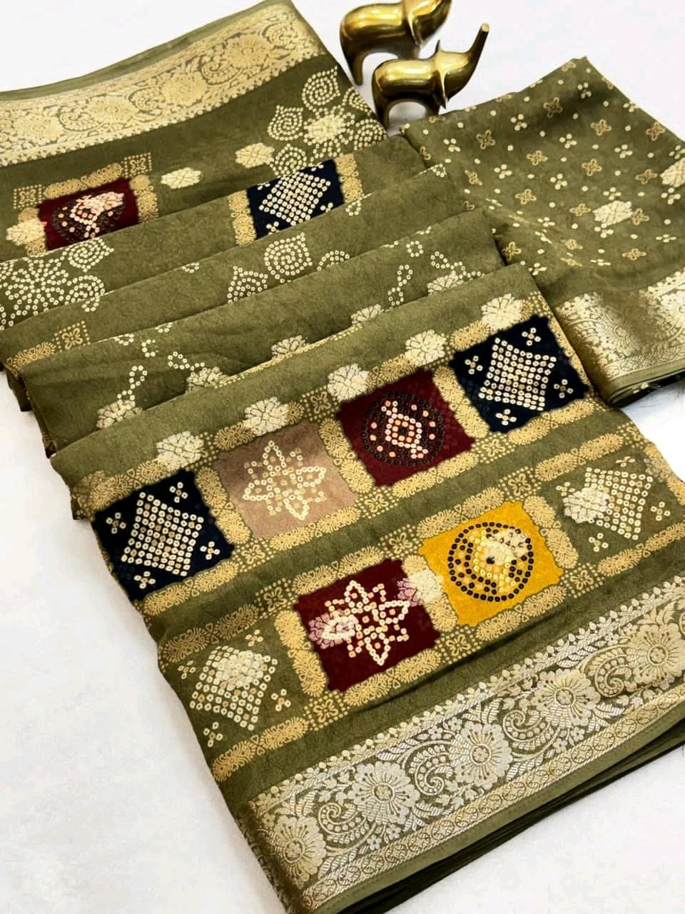 Bandhani Saree with Zari Border and Patchwork thumbnail 4