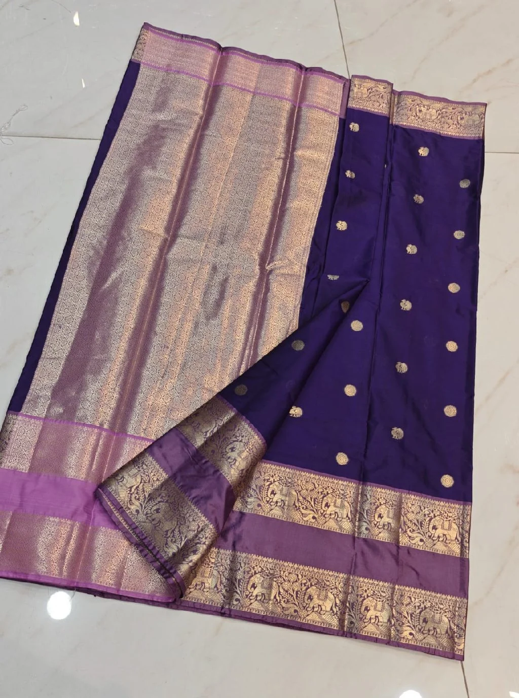 Kanjivaram soft pattu just got a whole lot trendier! Beautiful designery weaving butti and double Kanchi weaving border make this collection a stunner. The fabric is super lightweight and soft, making it perfect for any occasion. Direct weavers' special design collection means you're getting the best quality at the best price MRP --1480 3