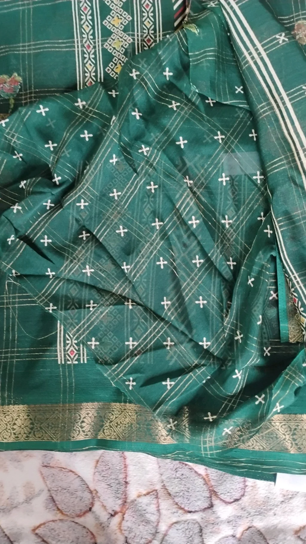 Emerald Green Silk Blend Saree with Gold Checkered Pattern and Floral Print thumbnail 4