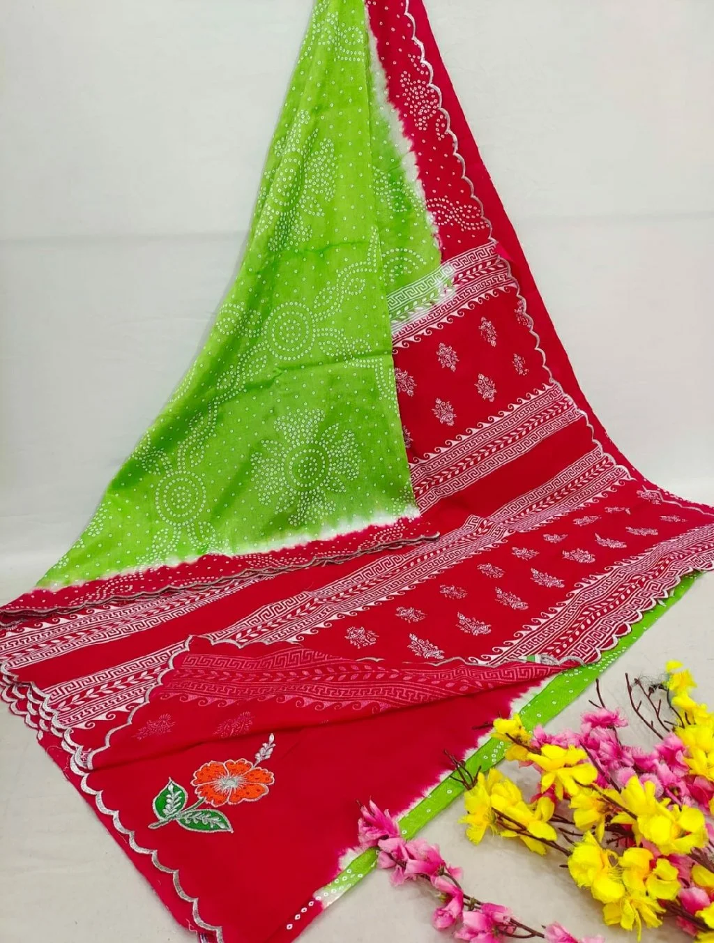 Mangalagiri Pattu Saree Bhandani Print, Scalup Border, Embroidery Flower On Blouse thumbnail 2