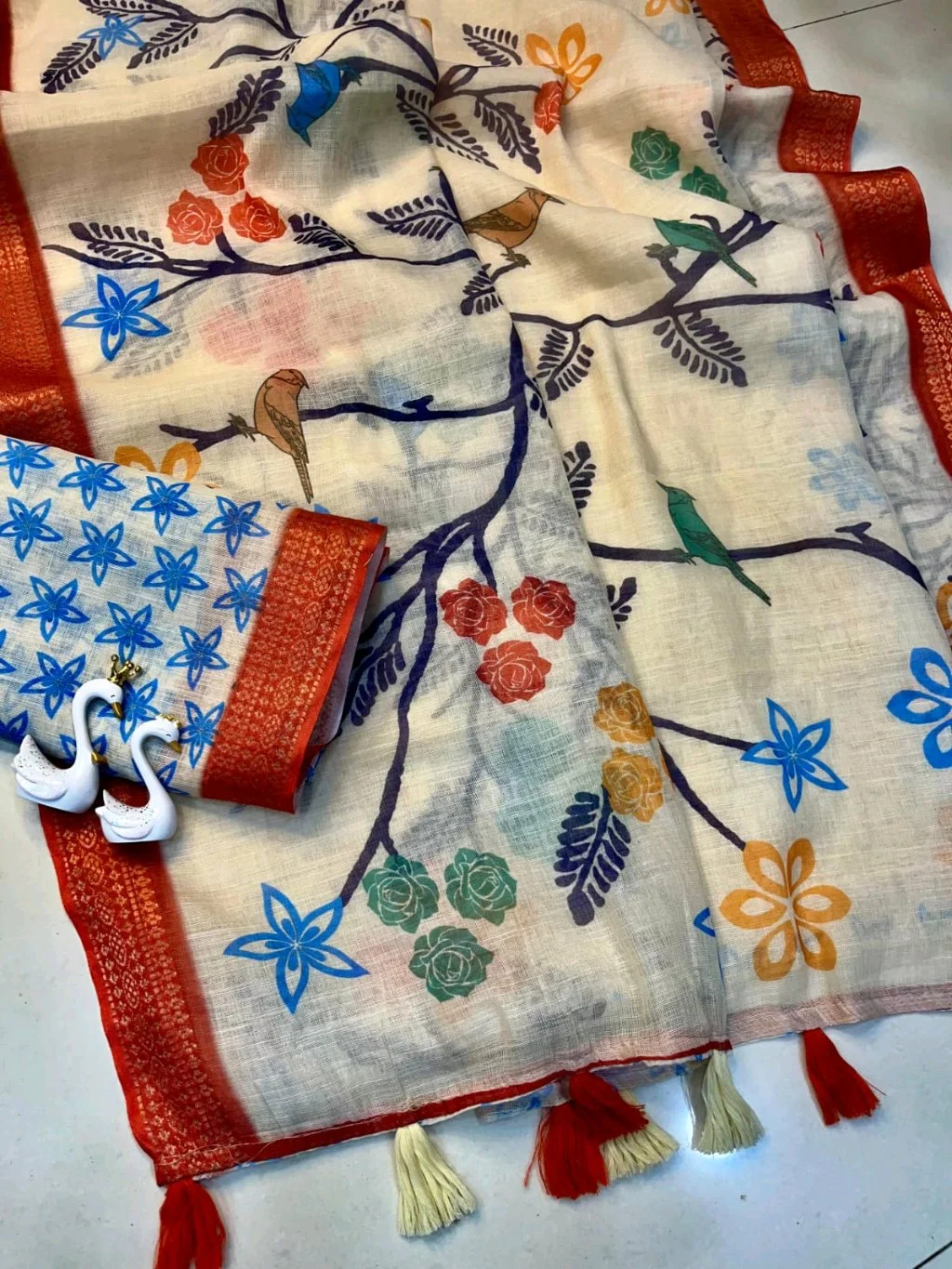 Floral Print Cotton Blend Saree with Tassels 5