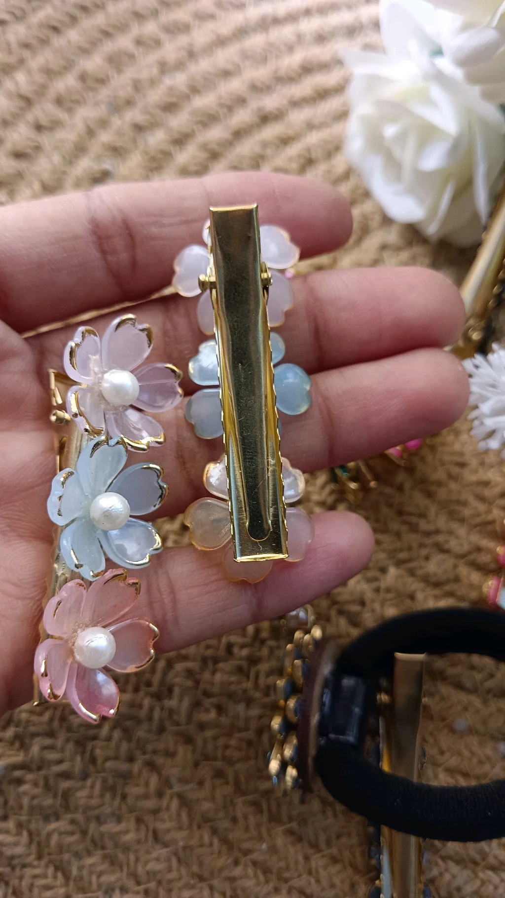 Translucent Floral Pearl Dangle Aligrator Clips thumbnail 2