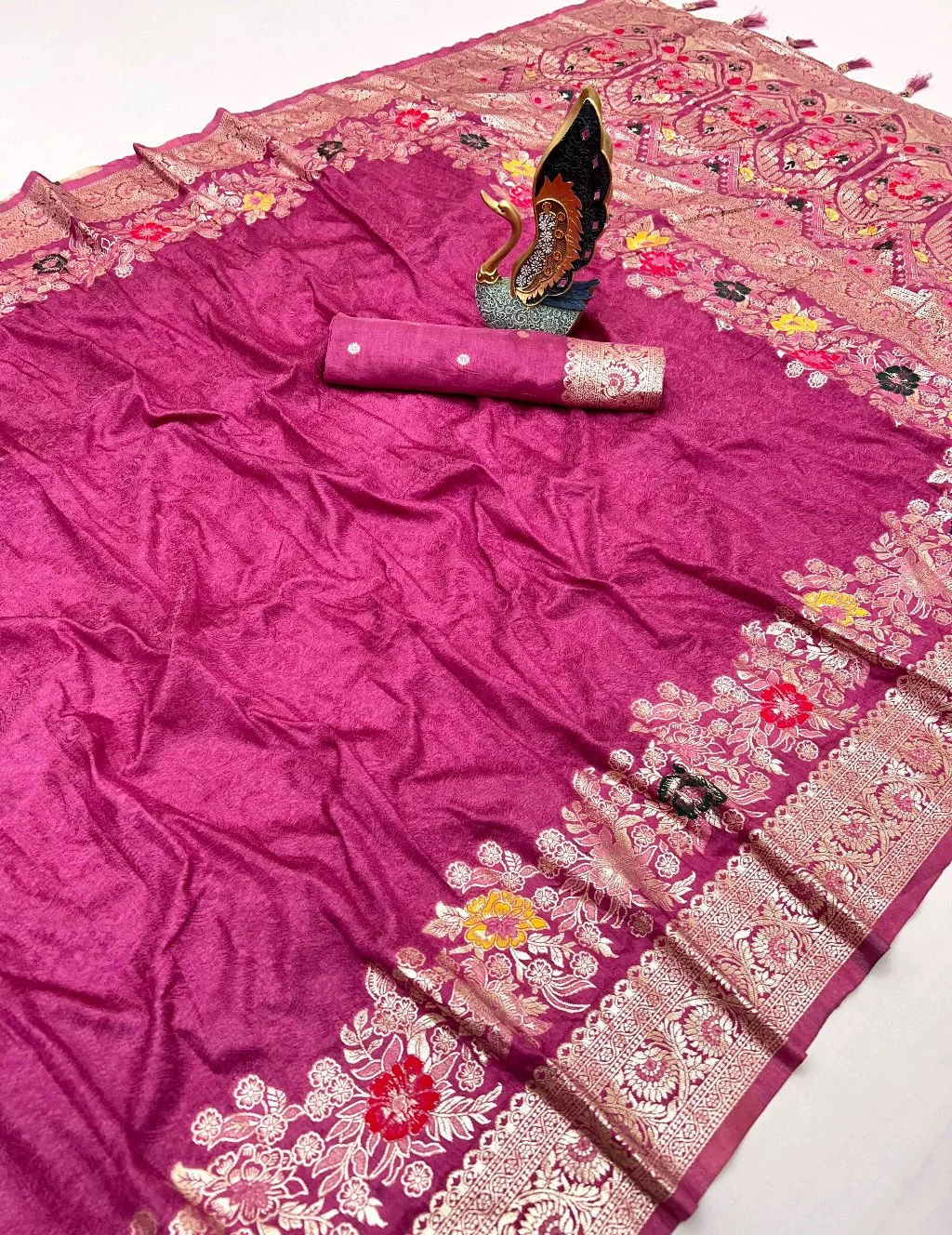Sift Dola Silk Saree with Floral Zari Weaving thumbnail 2