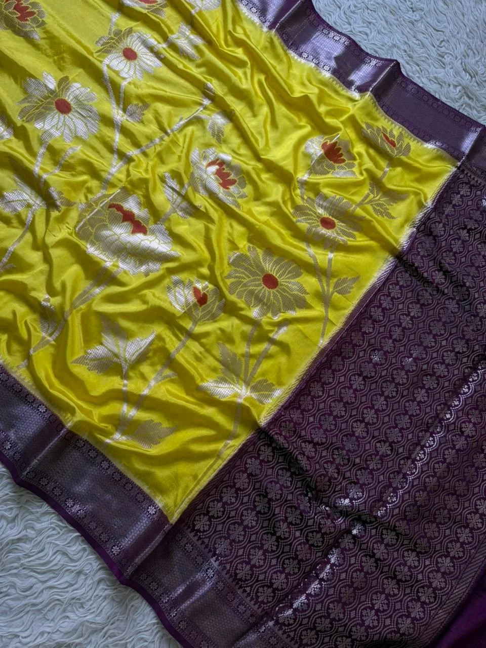 Chiniya Silk Banarasi Silk Saree with Zari Floral Weave 4