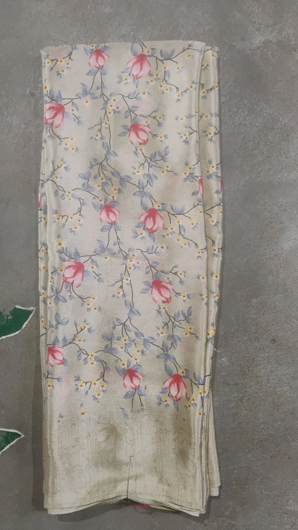 Beige Floral Print Silk Blend Saree , Blouse Part :Same As Saree thumbnail 4
