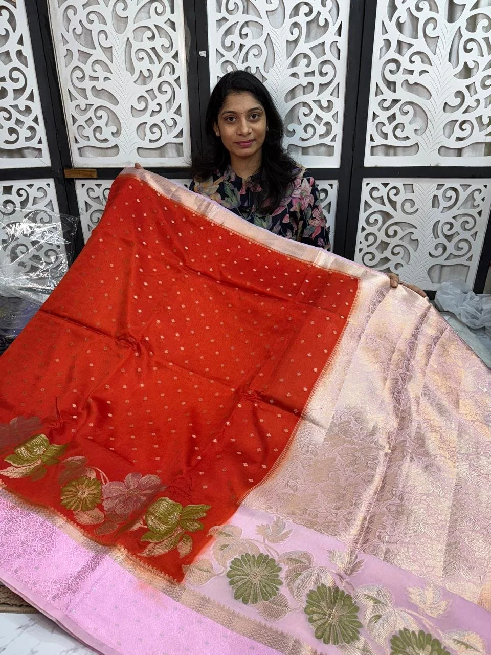 Lime Green Silk Blend Saree with Zari Motifs and Blue Border thumbnail 5