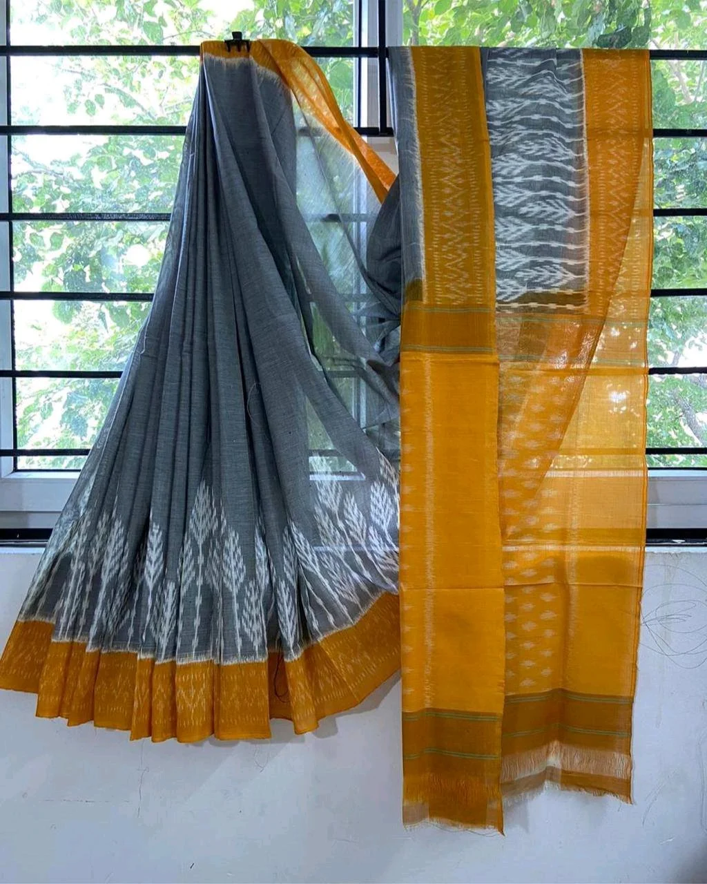 Lenin Ikat Cotton Saree thumbnail 2
