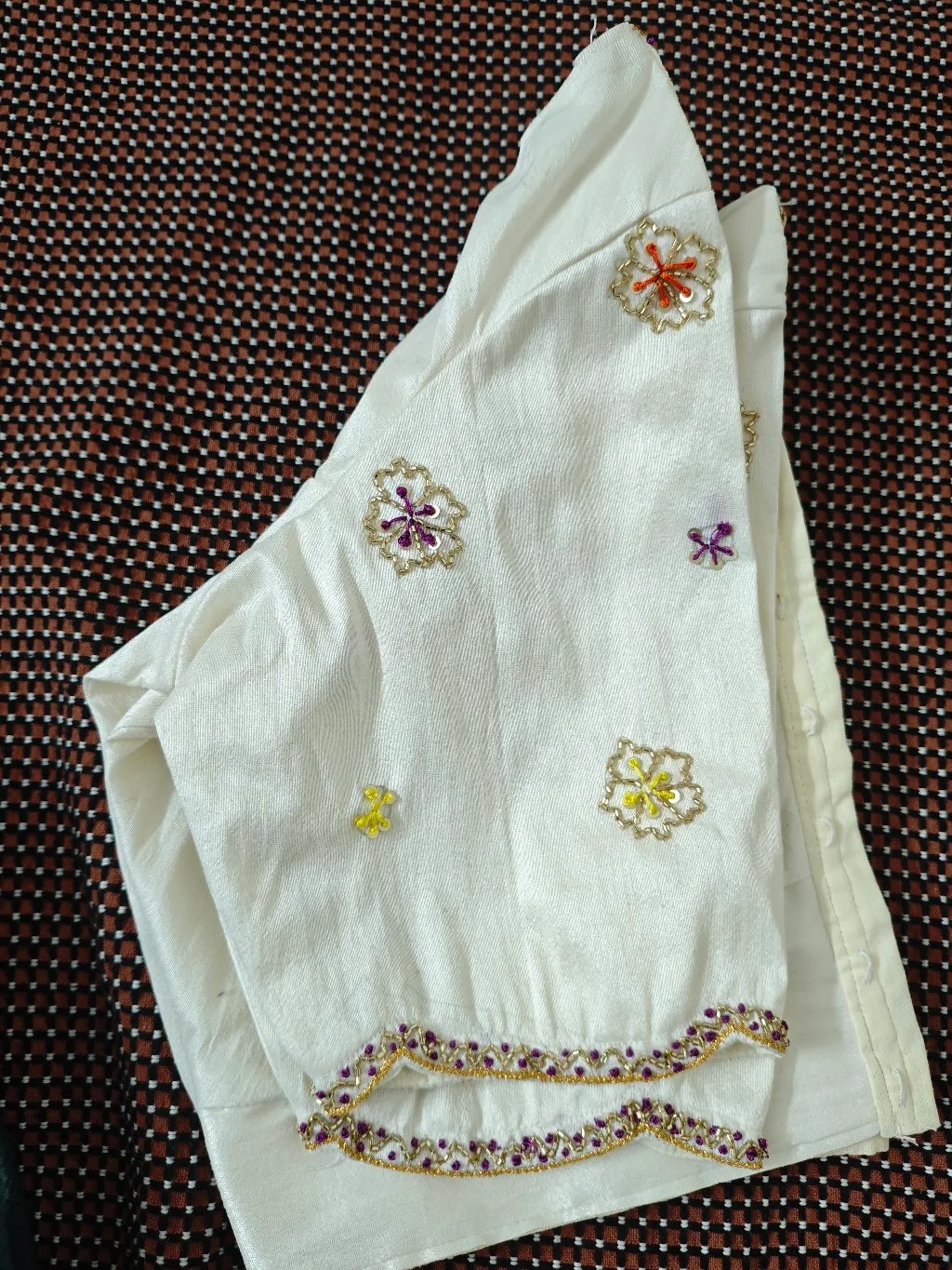 White Embroidered Blouse with Floral Design - Variant 2