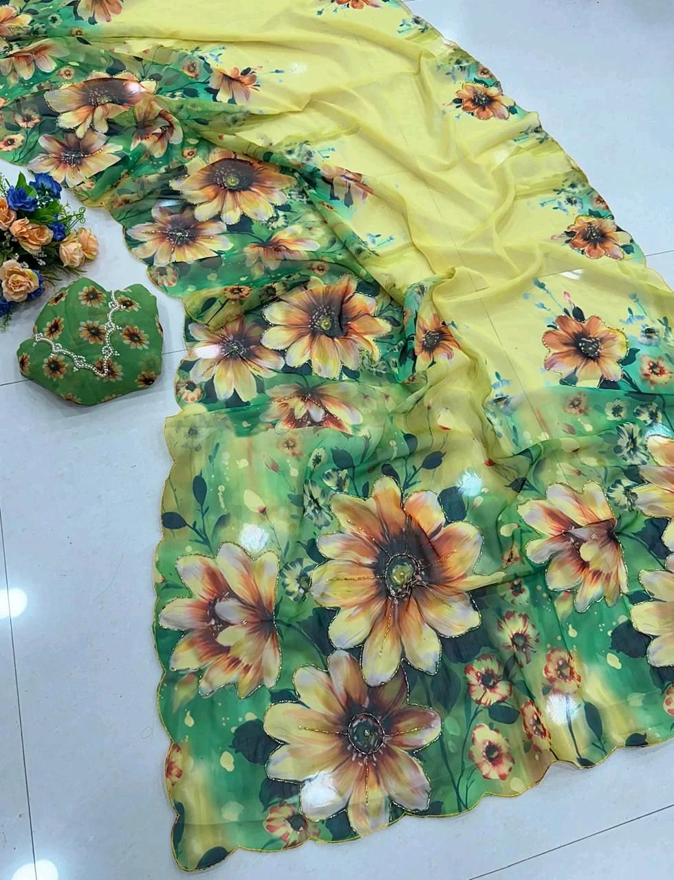 Floral Georgette Saree with Matching Blouse 1