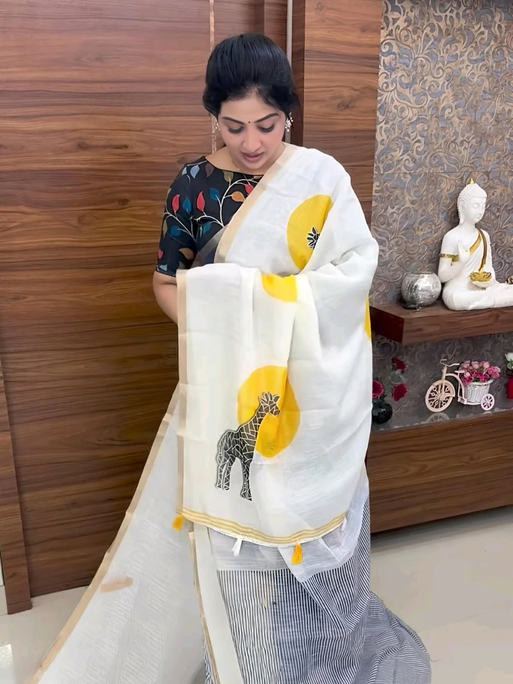 Premium Plain Lenin Cotton Saree with Giraffe Print and Striped Blouse thumbnail 6