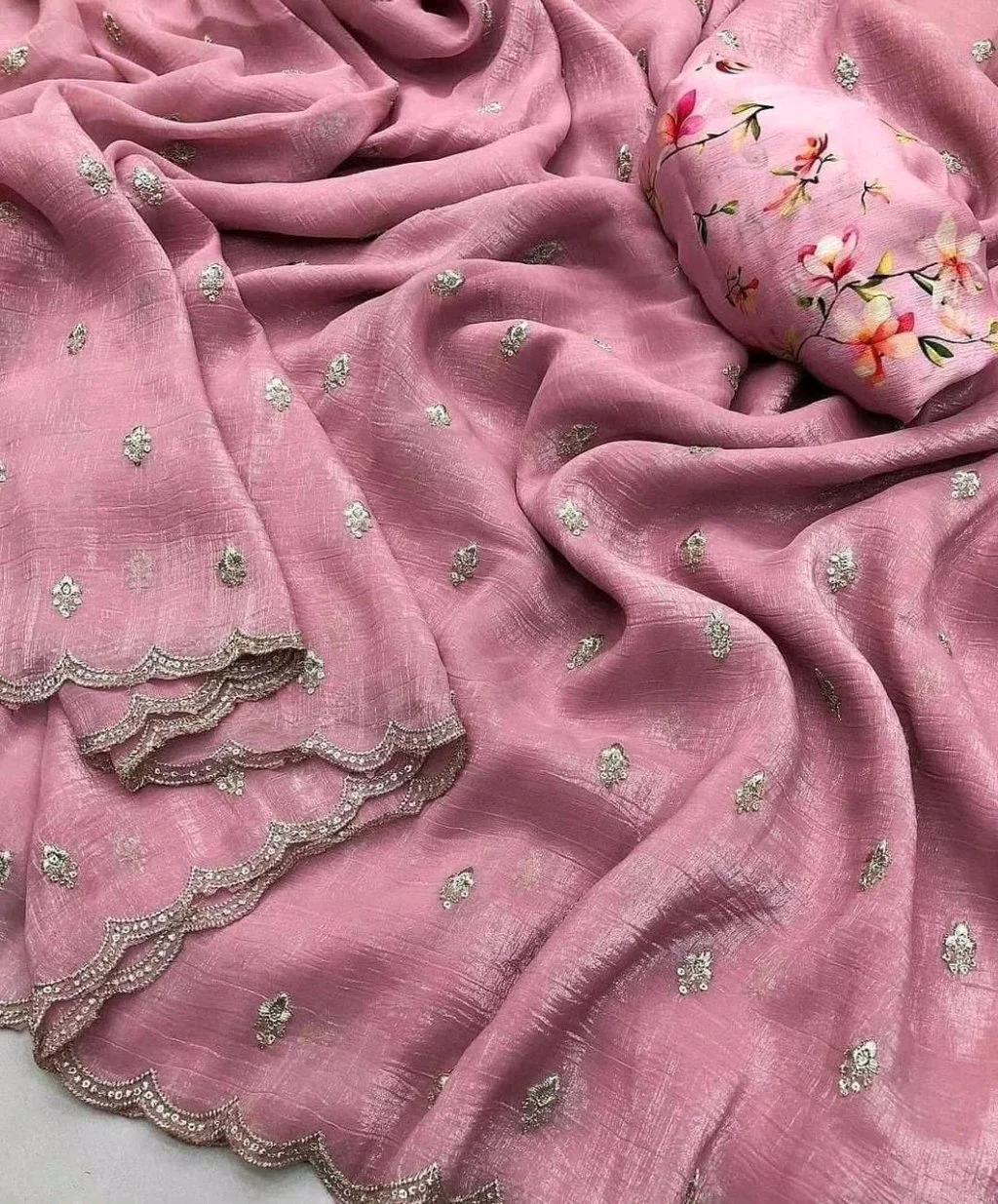 Georgette Crush Silk Saree with Gold Zari Embroidery and Floral Pallu thumbnail 4