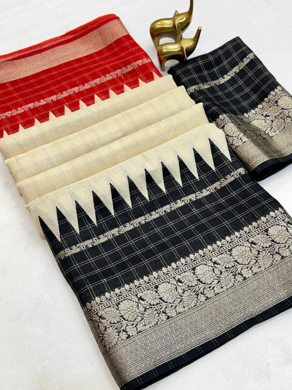 Cream and Purple Marshmallow Saree with Zari Border 4