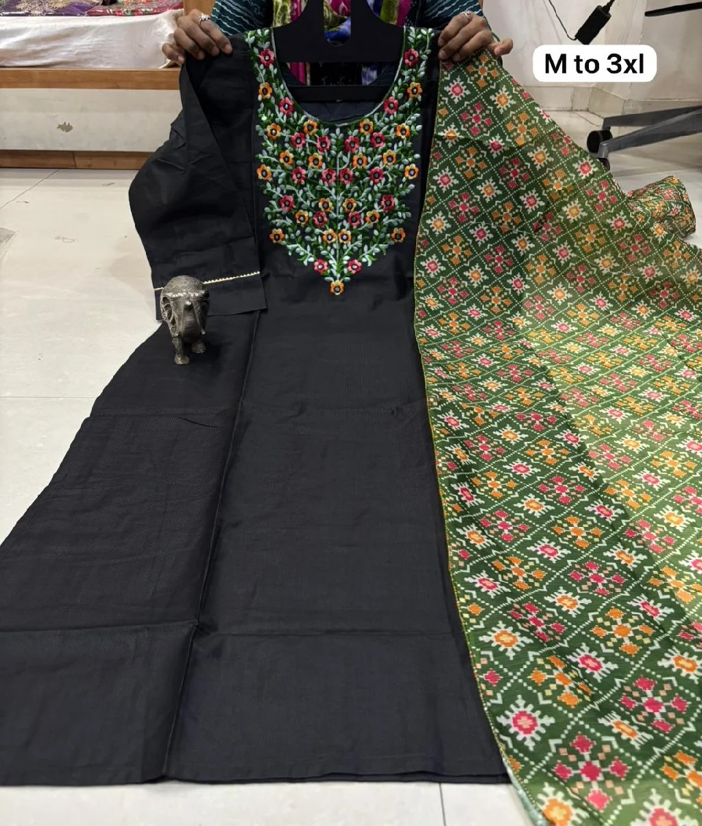 Embroidered Kurta Set with Printed Dupatta 3