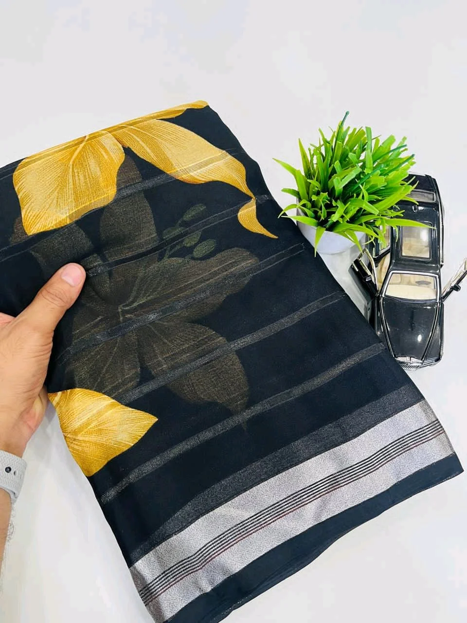 Heavy Georgette Saree thumbnail 3