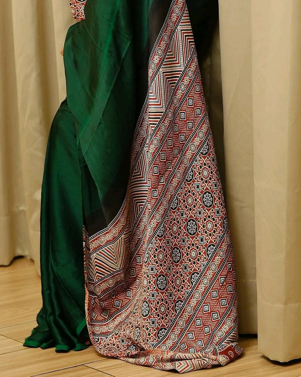 Dark Green Soft Silk Blend Saree 4