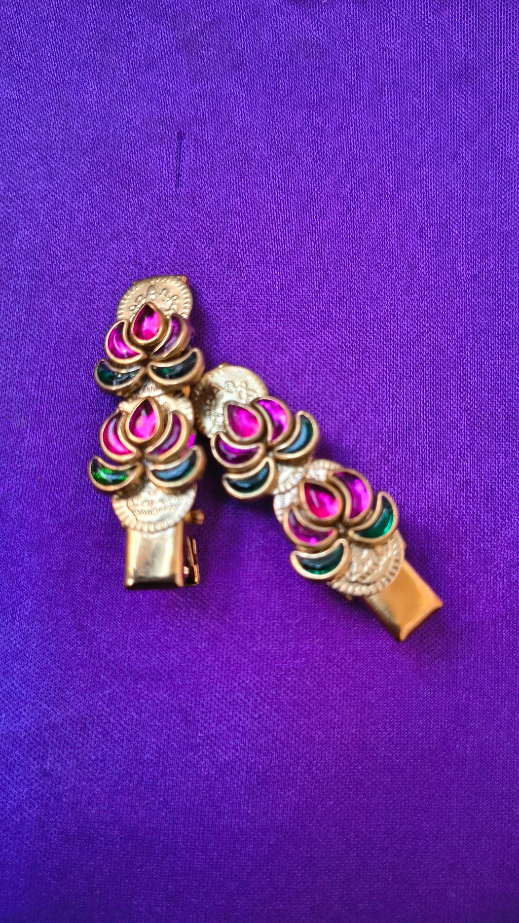 Traditional Gold Toned Stone alligator Clips For Baby thumbnail 2
