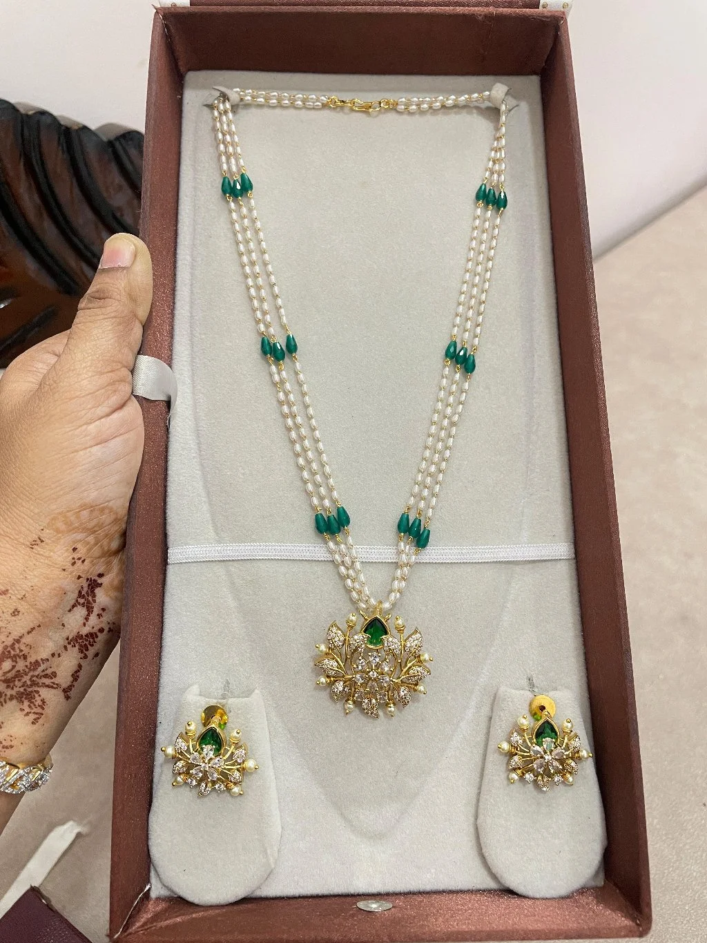 Pearl and Green Stone Traditional Necklace Set thumbnail 1