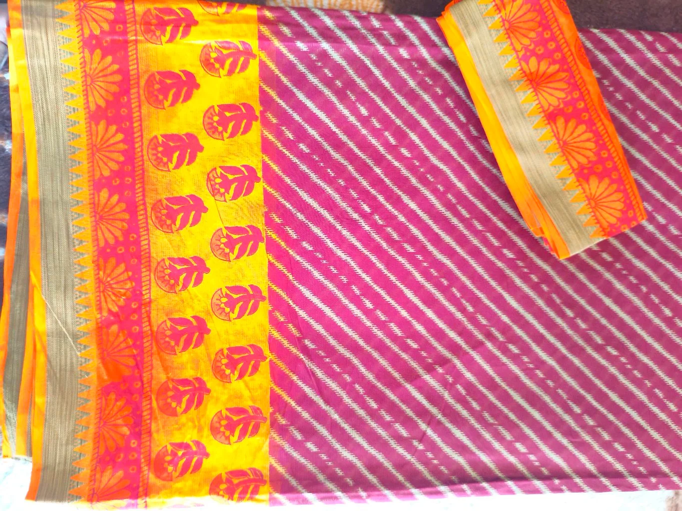 Maroon Leheriya Cotton Saree with Yellow Paisley Border thumbnail 2