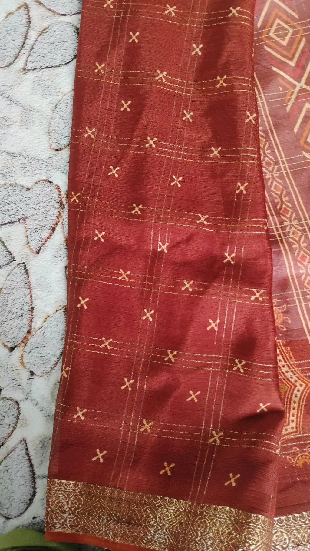 Red Silk Blend Saree with Gold Checkered Pattern thumbnail 4