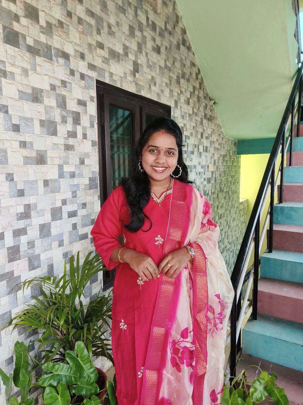 Red Kurta Set with Floral Organza Dupatta thumbnail 2