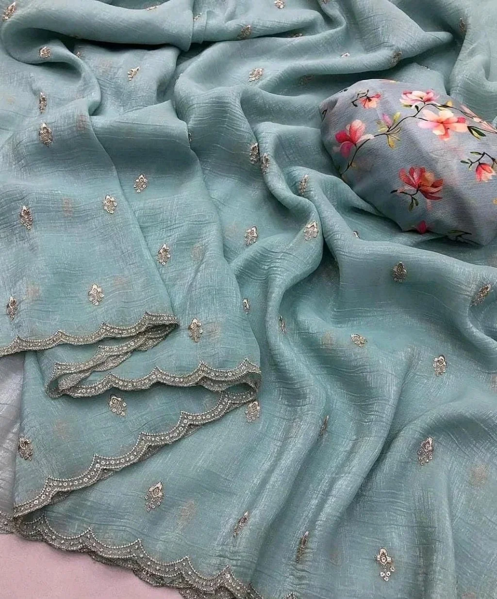Georgette Crush Silk Saree with Gold Zari Embroidery and Floral Pallu thumbnail 3