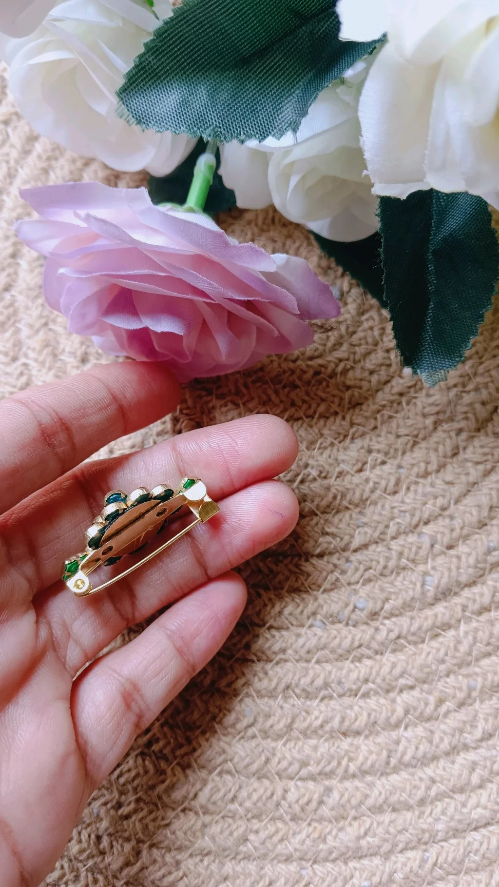 Green Floral Stone Saree Brooch Pin thumbnail 3