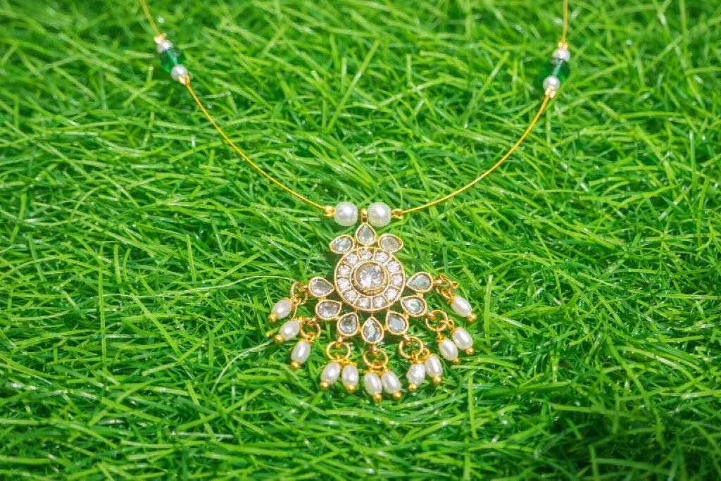 Gold Toned Kundan and Pearl Drop Necklace