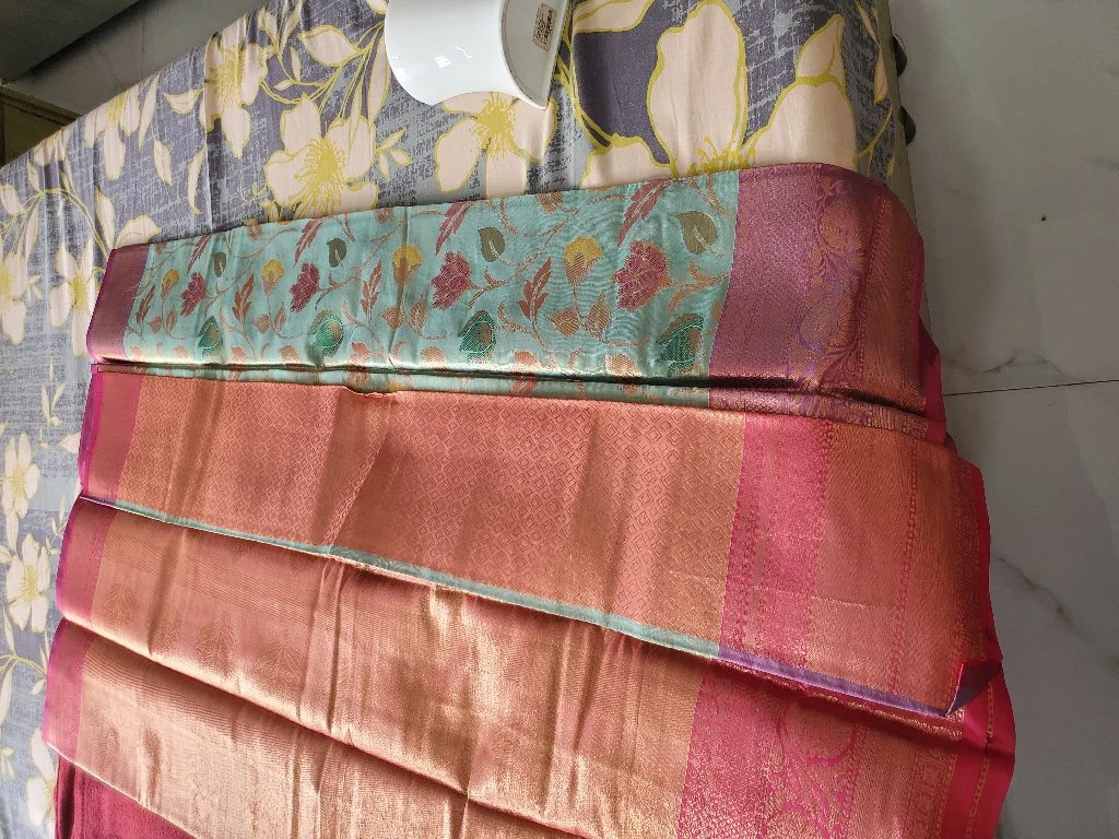 Floweral డిజైన్ Light Pistha Green With పింక్ Boarder Kanchi Tissue Saree. It హస Nice Zari and Malticolour thread Weaving Design With Matching Colours. thumbnail 2