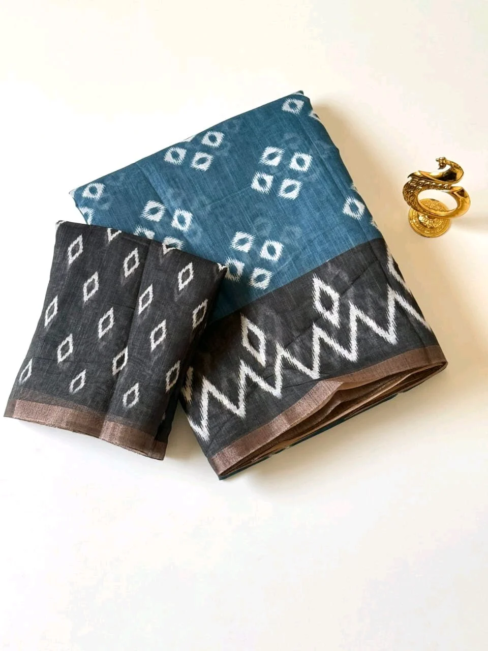 Lenin Ikat Cotton Saree with Traditional Border thumbnail 3