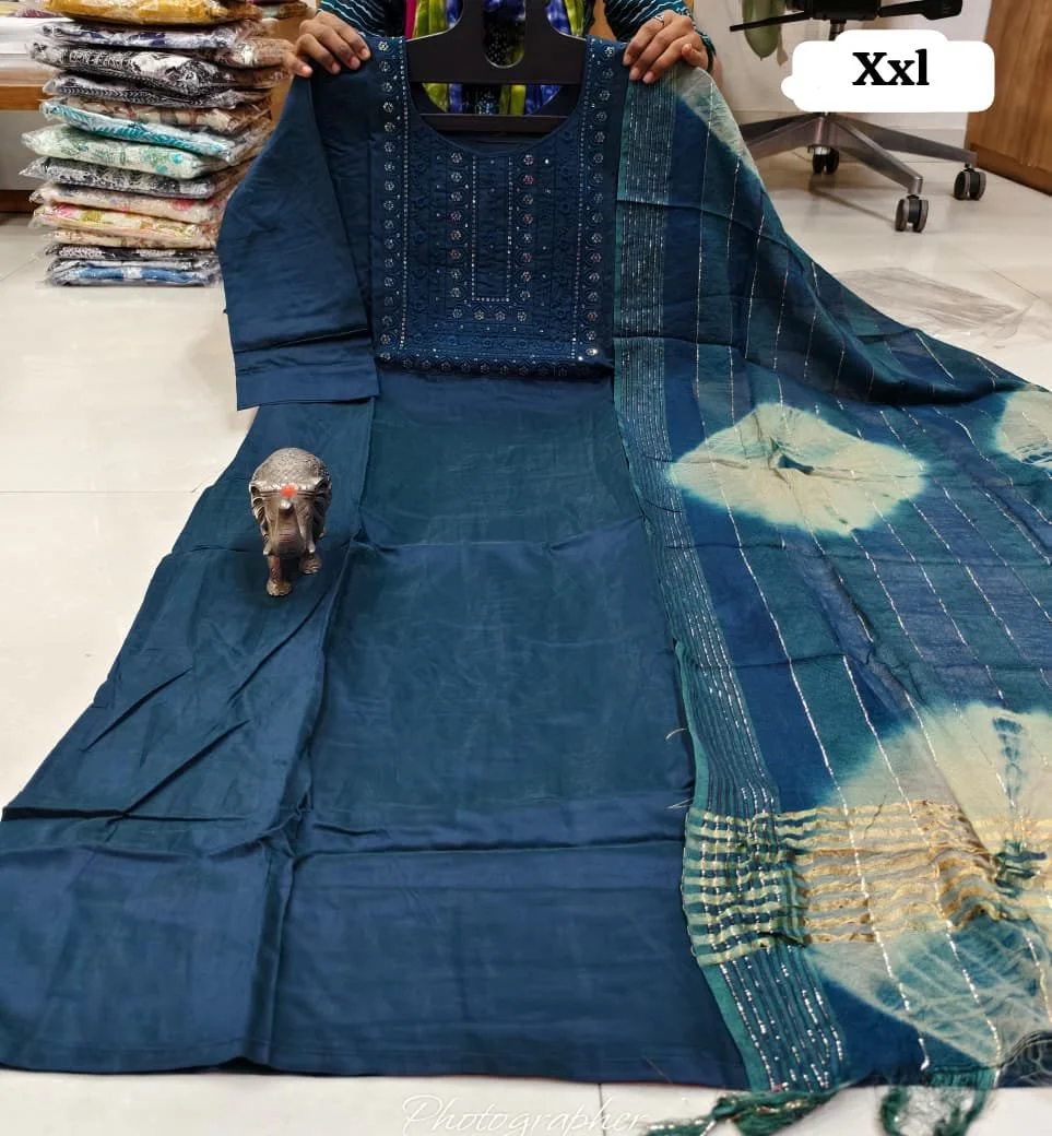 Embroidered Kurta Set with Floral Dupatta 3