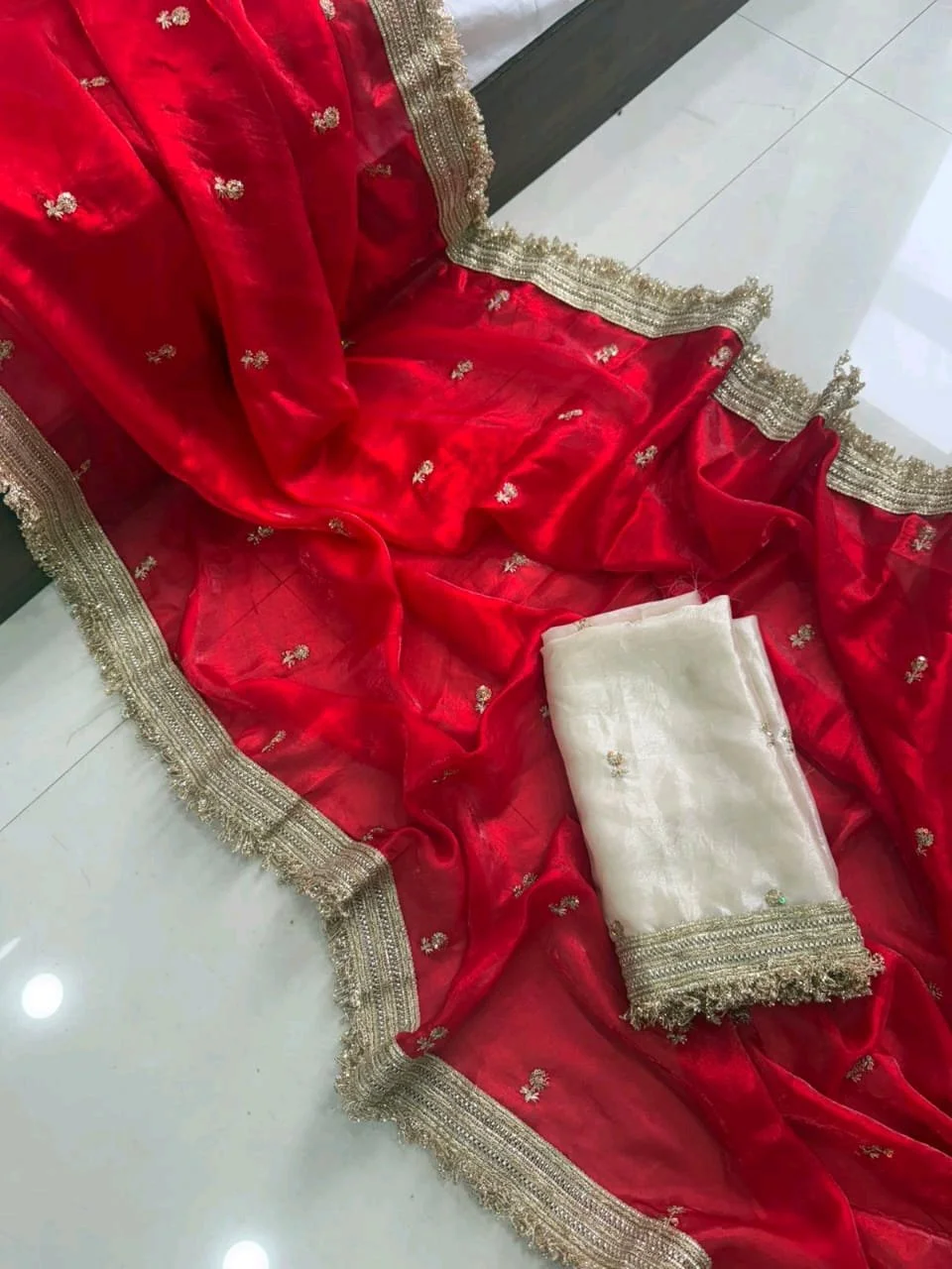 Space Sattin Dual Shad Gold Zari Border and White Blouse Piece thumbnail 6