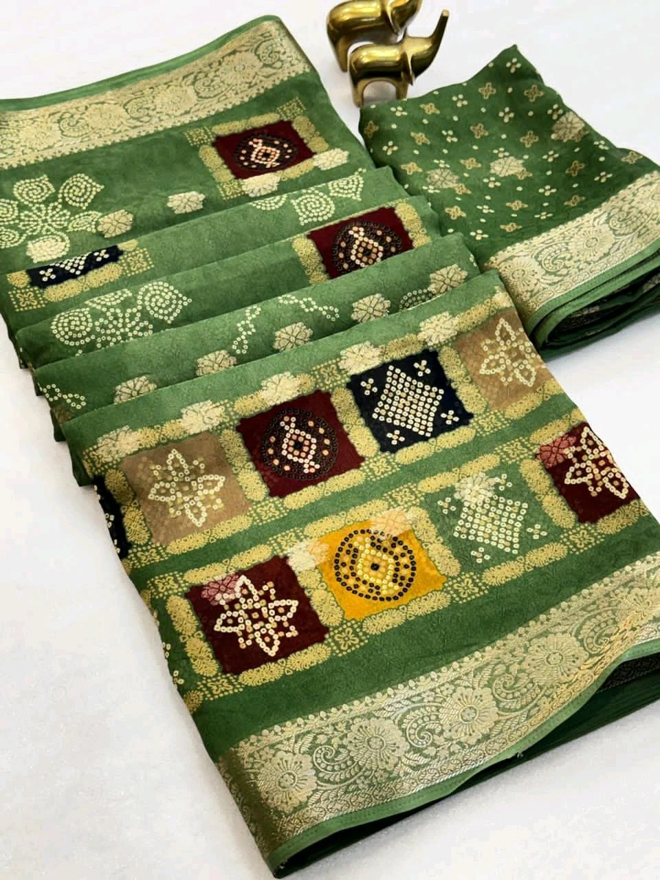Bandhani Saree with Zari Border and Patchwork thumbnail 3