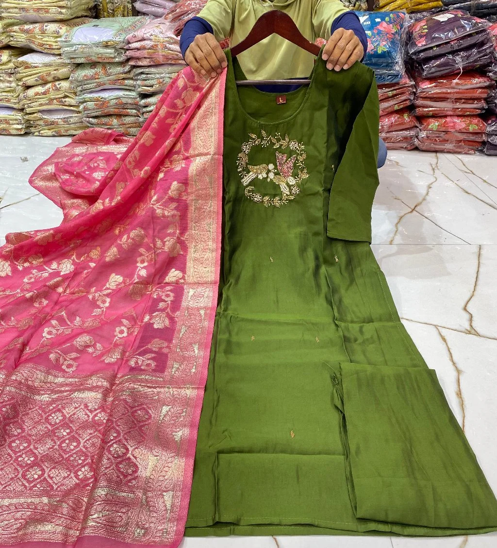 Romansilk Fabric Kurta Set with Pink Banarasi Dupatta 2