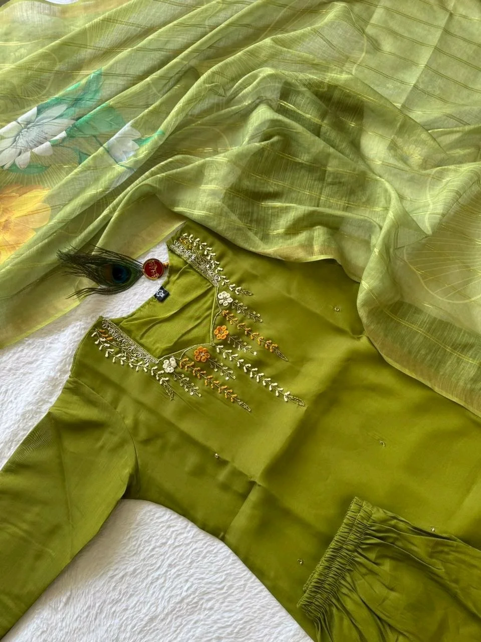 Embroidered Kurti Set with Floral Dupatta thumbnail 4