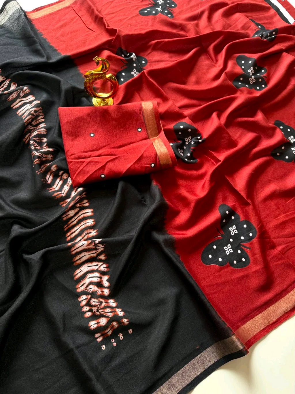 Mul Cotton Saree with Batik Print and Blouse Piece thumbnail 2