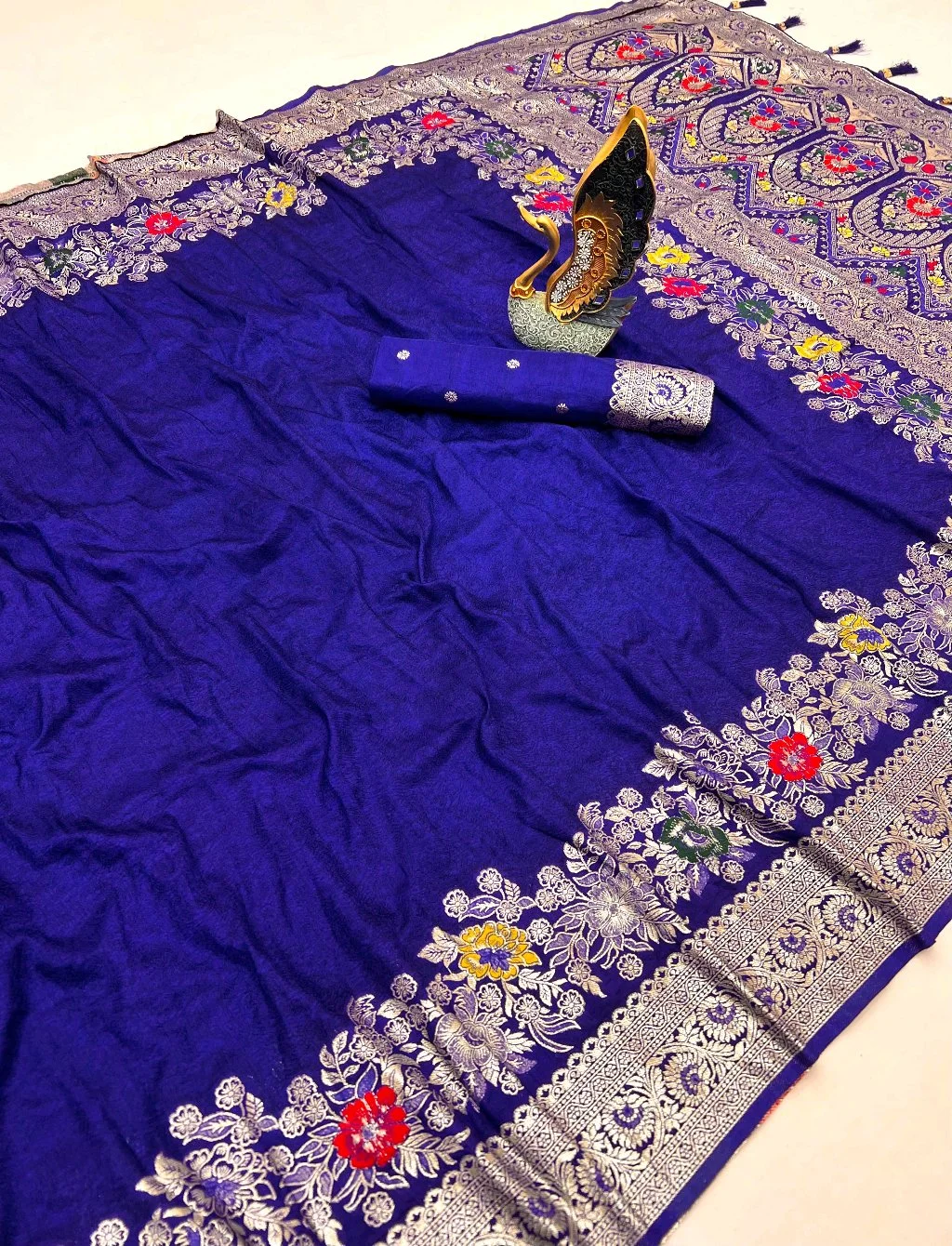 Sift Dola Silk Saree with Floral Zari Weaving thumbnail 5