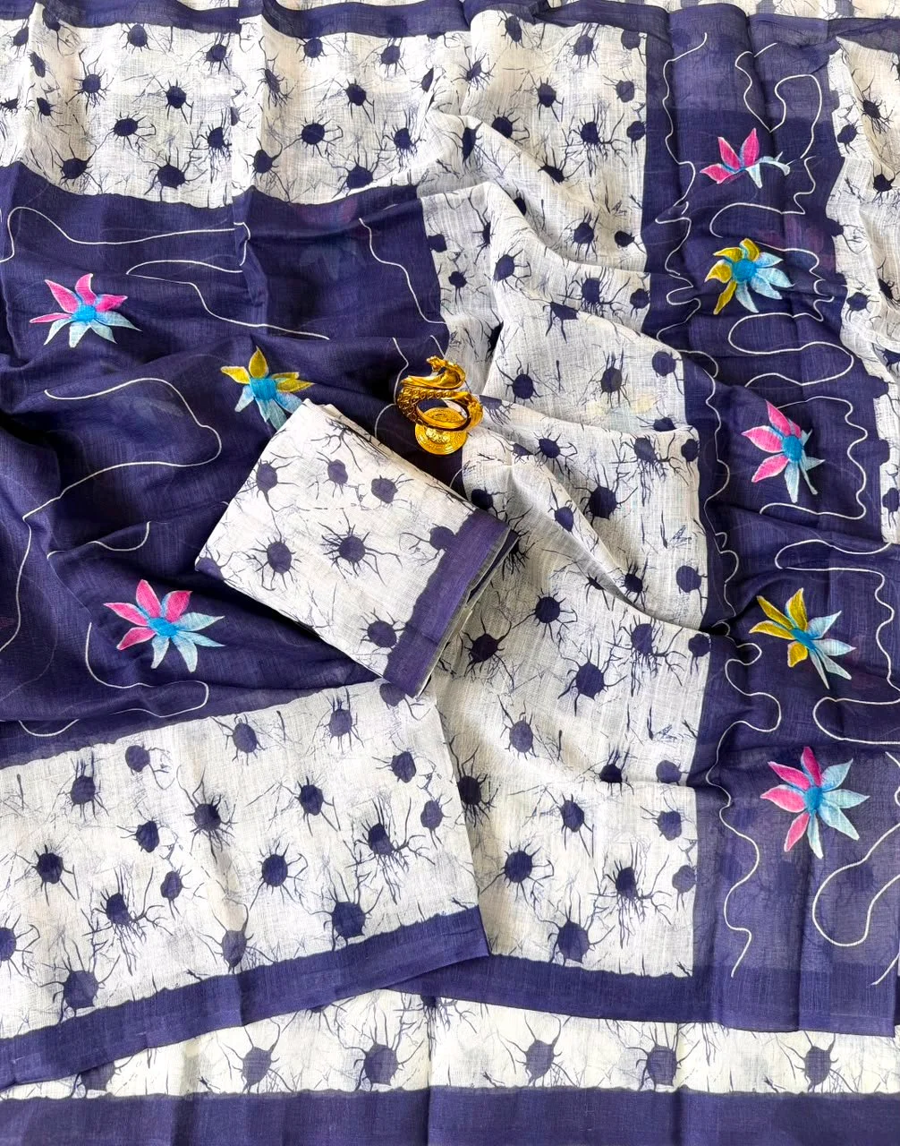 Mul Cotton Saree with Batik Print and Blouse Piece thumbnail 6