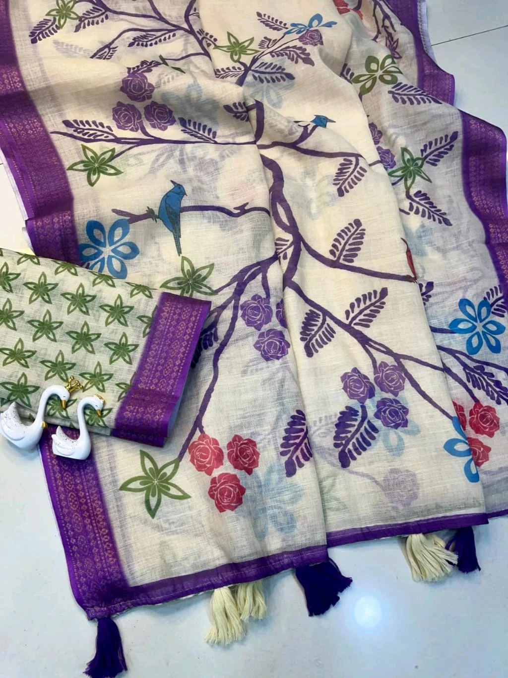 Floral Print Cotton Blend Saree with Tassels 6